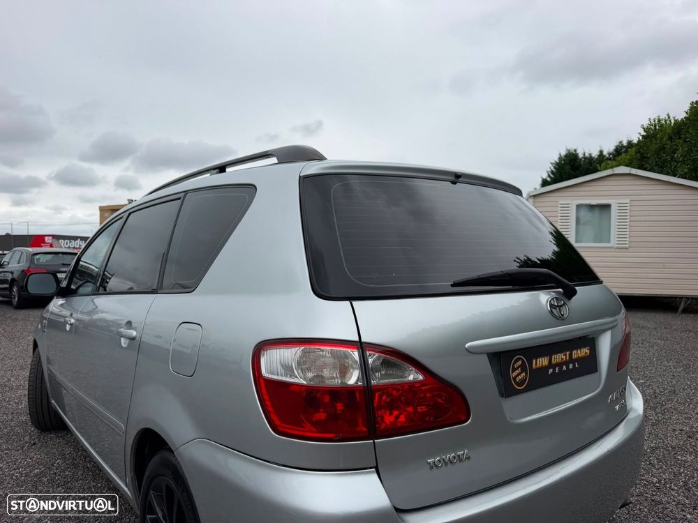 Toyota Avensis Verso 2.0 D-4D - 32