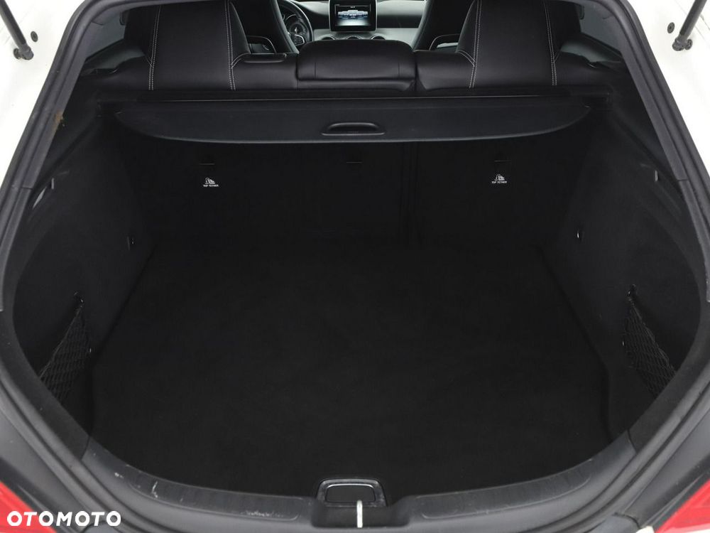 Mercedes-Benz CLA 180 Urban - 21