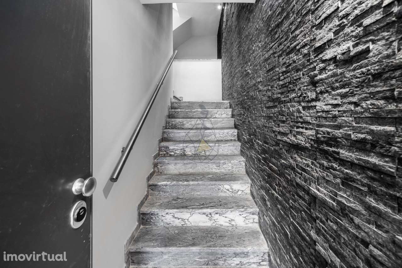 Moradia em banda em fase final de renovação, possui 3 quartos, 4 casas - Grande imagem: 5/50