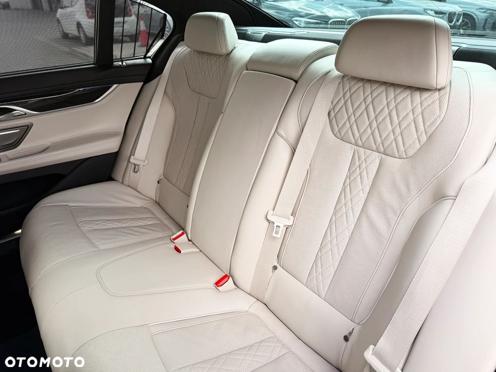 BMW Seria 7 750i xDrive - 34
