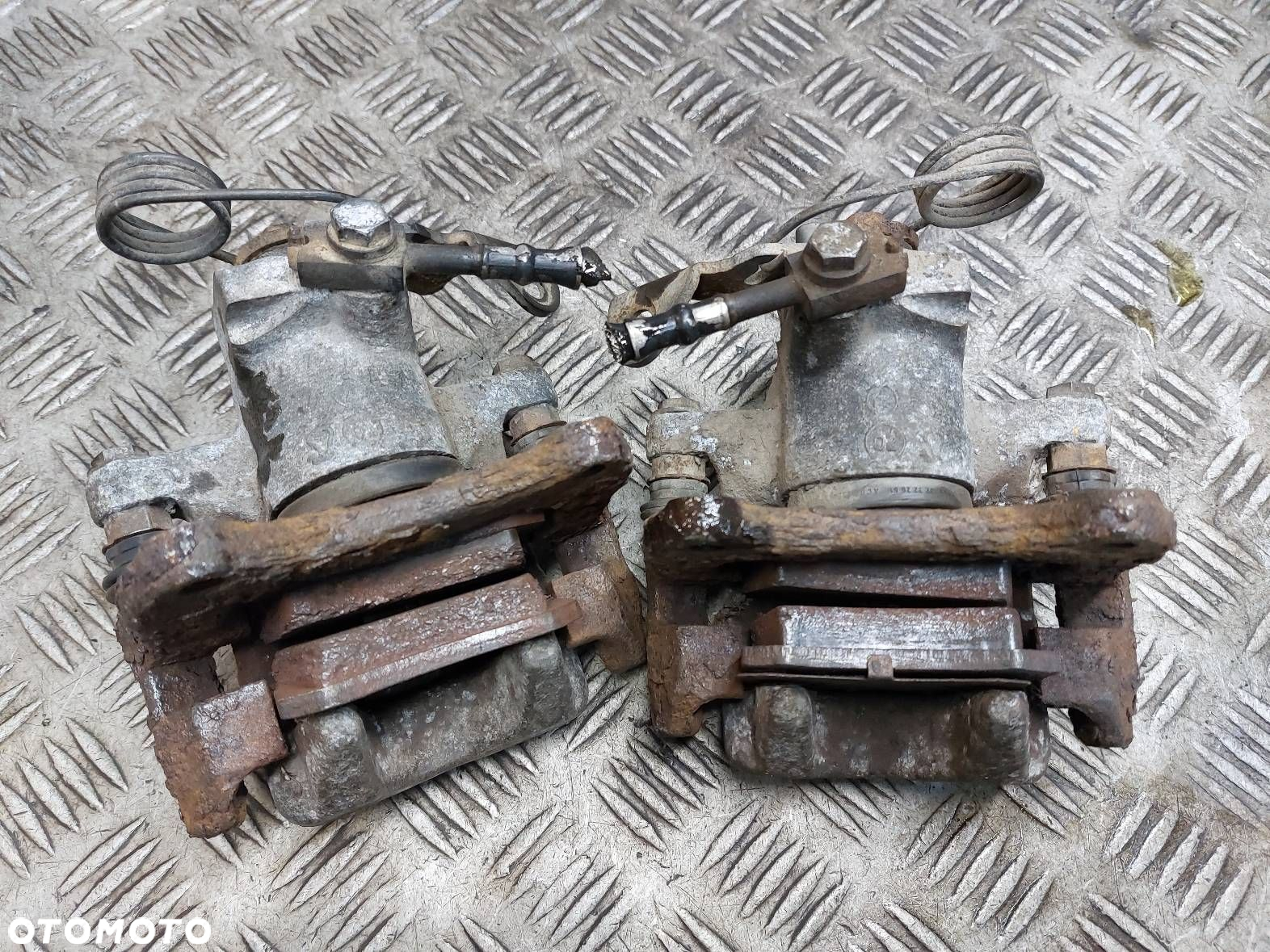 TARCZE HAMULCOWE TYŁ + KLOCKI + ZACISKI VOLKSWAGEN PASSAT B5 - 7