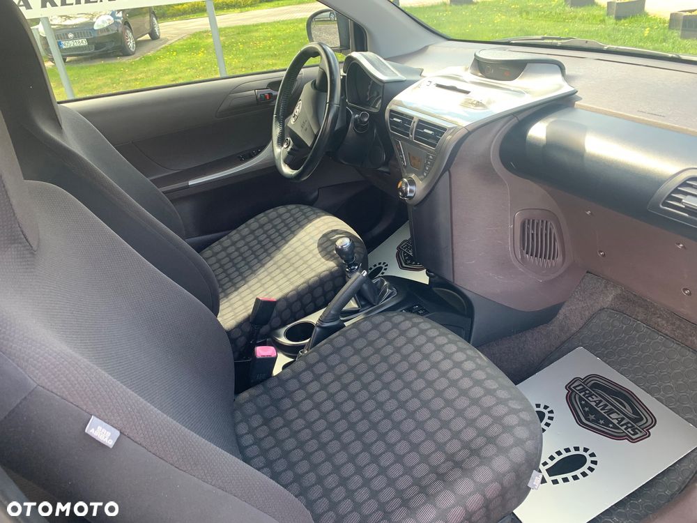 Toyota iQ - 15