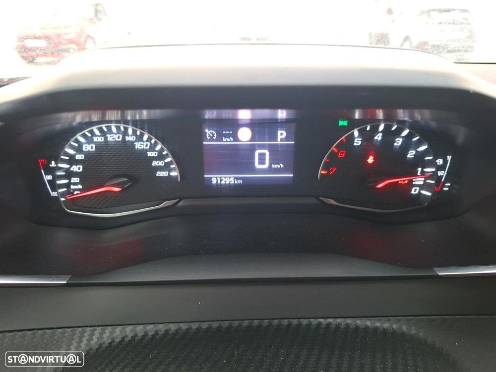 Peugeot 2008 1.2 PureTech Allure Pack EAT8 — fotografia 5