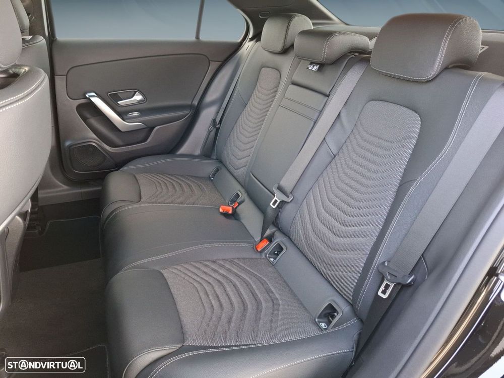 Mercedes-Benz a-250-limousine - 14