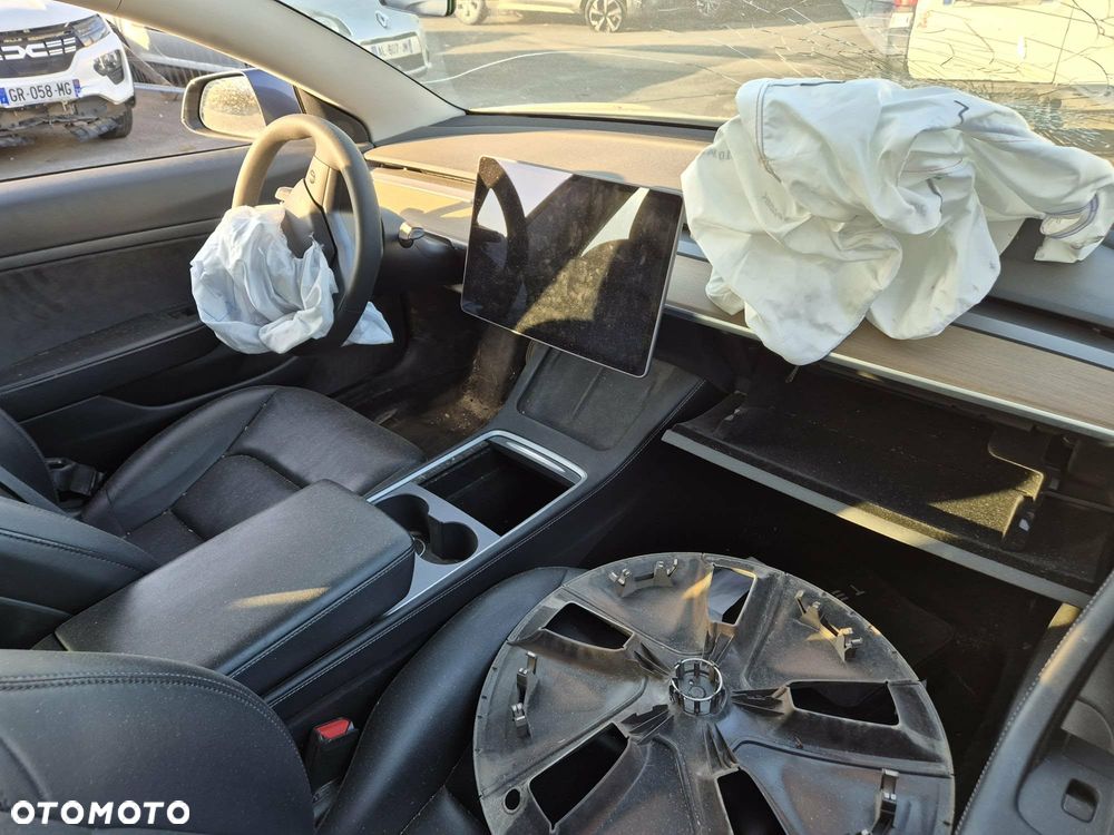 Tesla Model 3 - 3