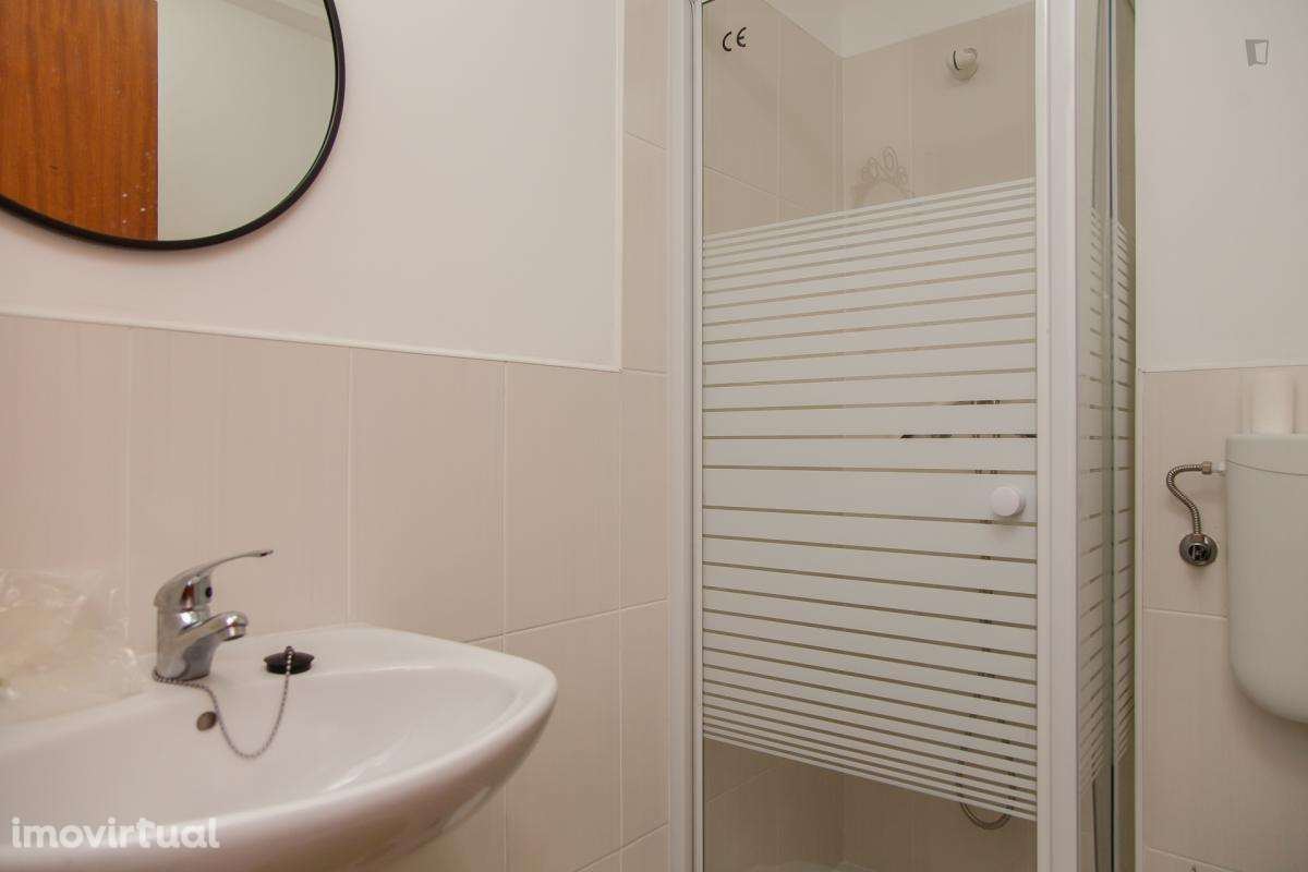 Quarto - localizado em Baixa Coimbra - Grande imagem: 4/17