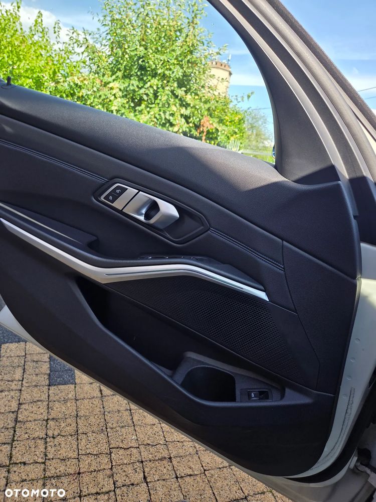 BMW Seria 3 318d M Sport Shadow - 10