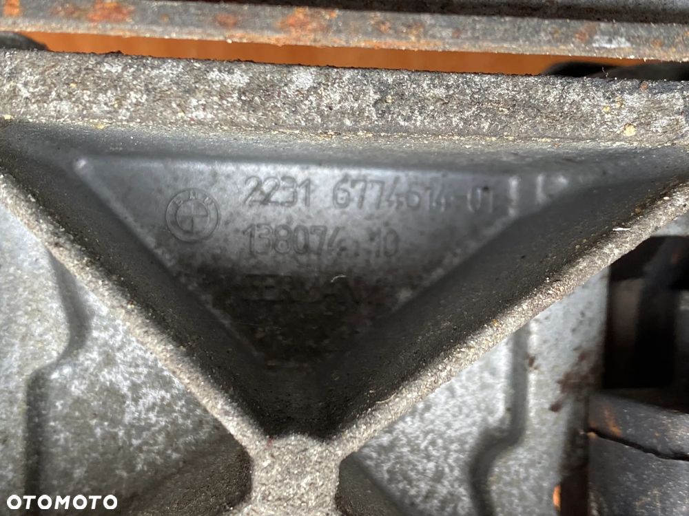 MOCOWANIE ŁAPA PODUSZKA SKRZYNI BIEGÓW BMW E60 E61 677717501 139811 - 7