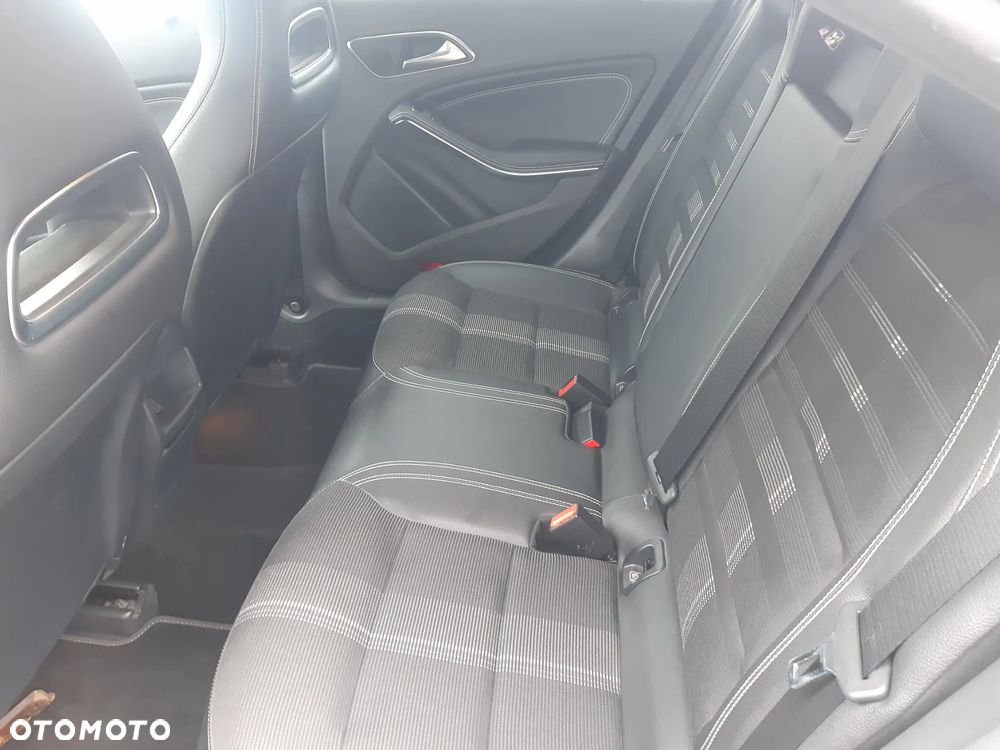 Mercedes-Benz CLA 180 Peak Edition - 16