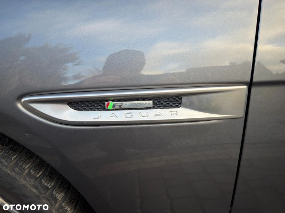 Jaguar XE 2.0 T R-Sport - 16