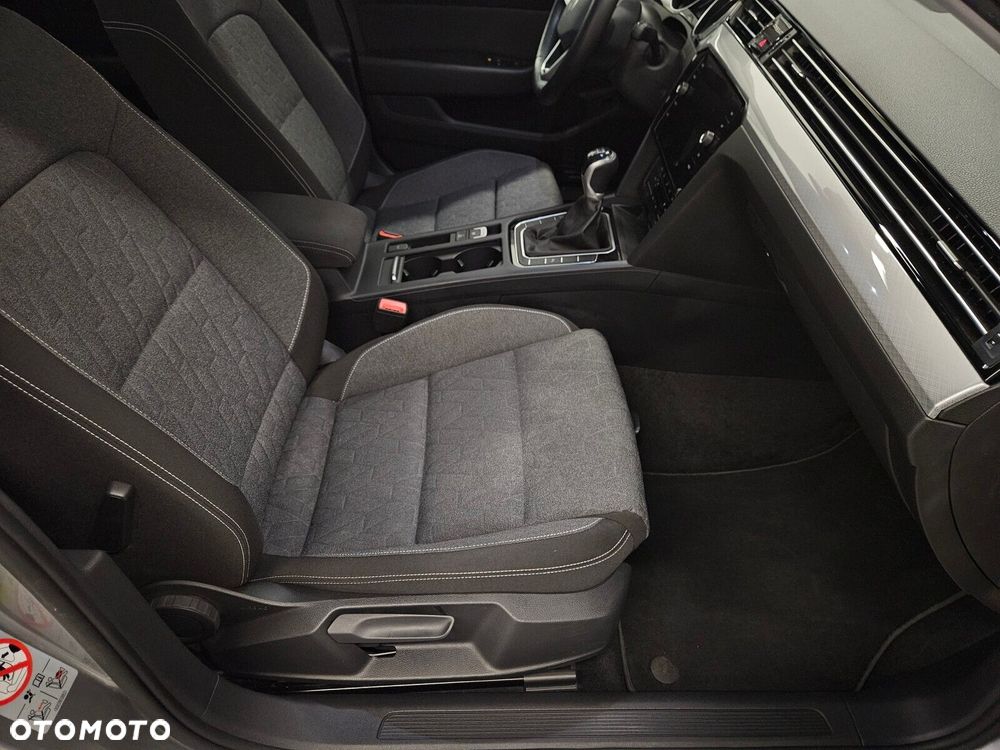 Volkswagen Passat - 11