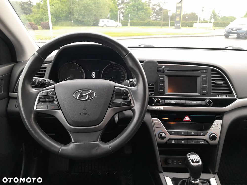 Hyundai Elantra 1.6 Comfort - 13