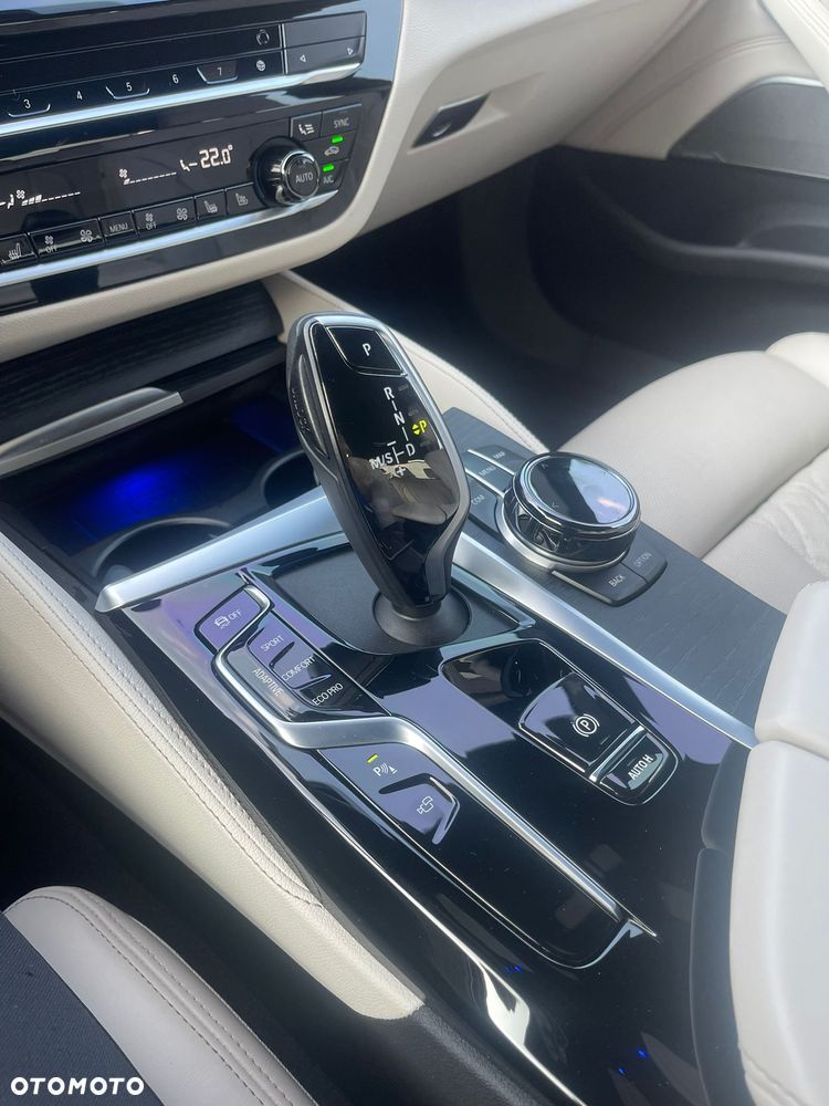 BMW Seria 5 M550i xDrive sport - 10