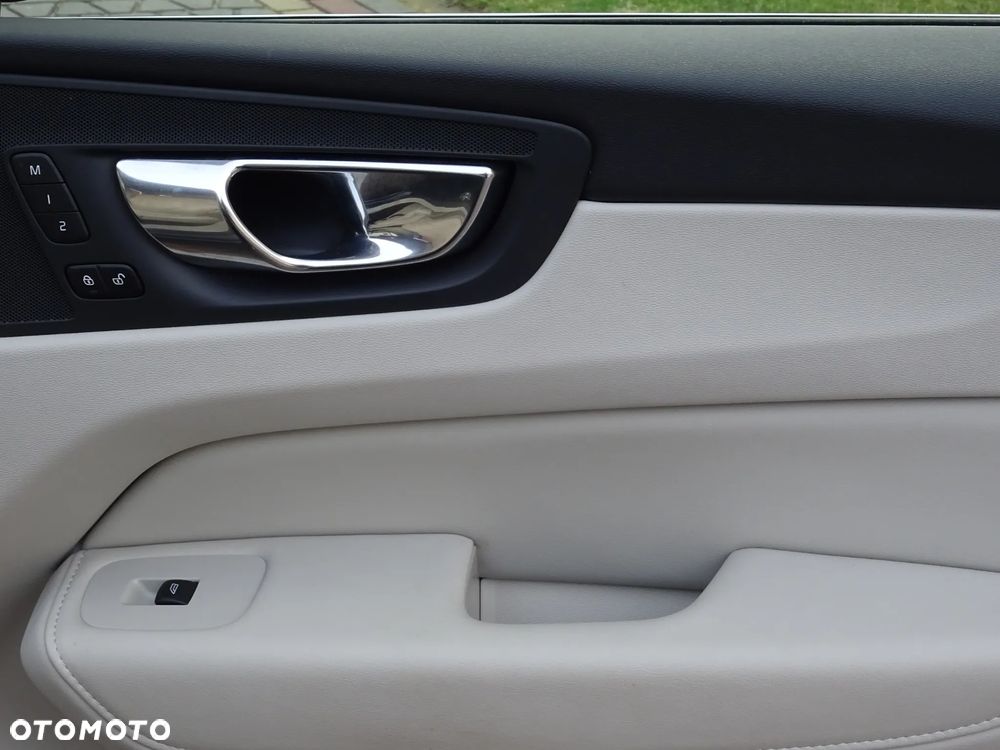 Volvo XC 60 B4 D AWD Ultimate Bright - 23