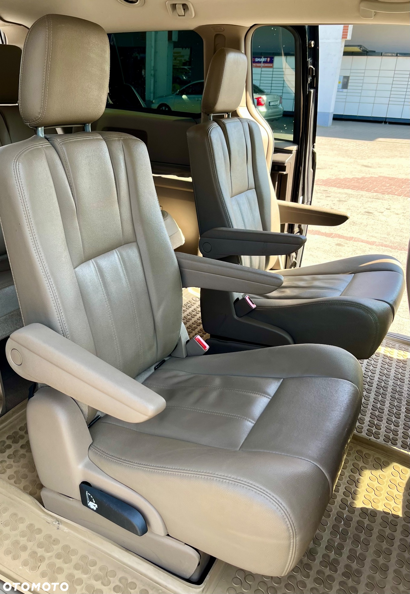 Chrysler Town & Country - 21