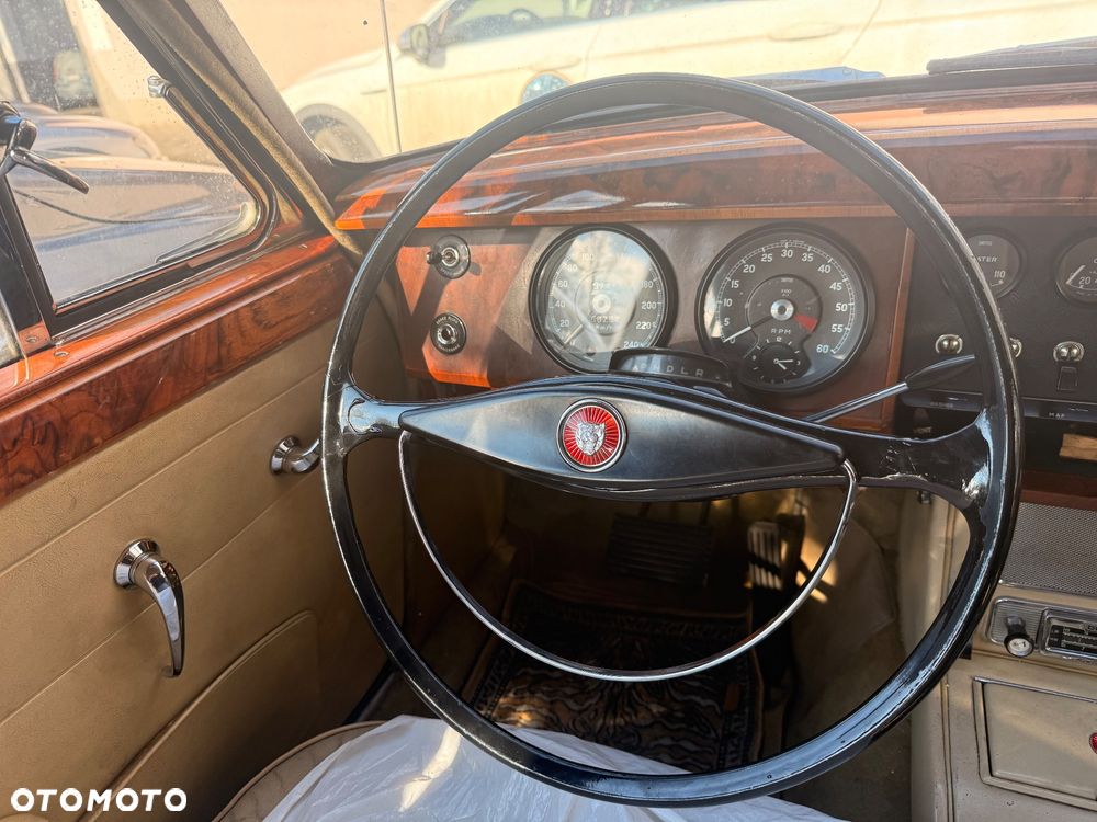 Jaguar MK II - 17