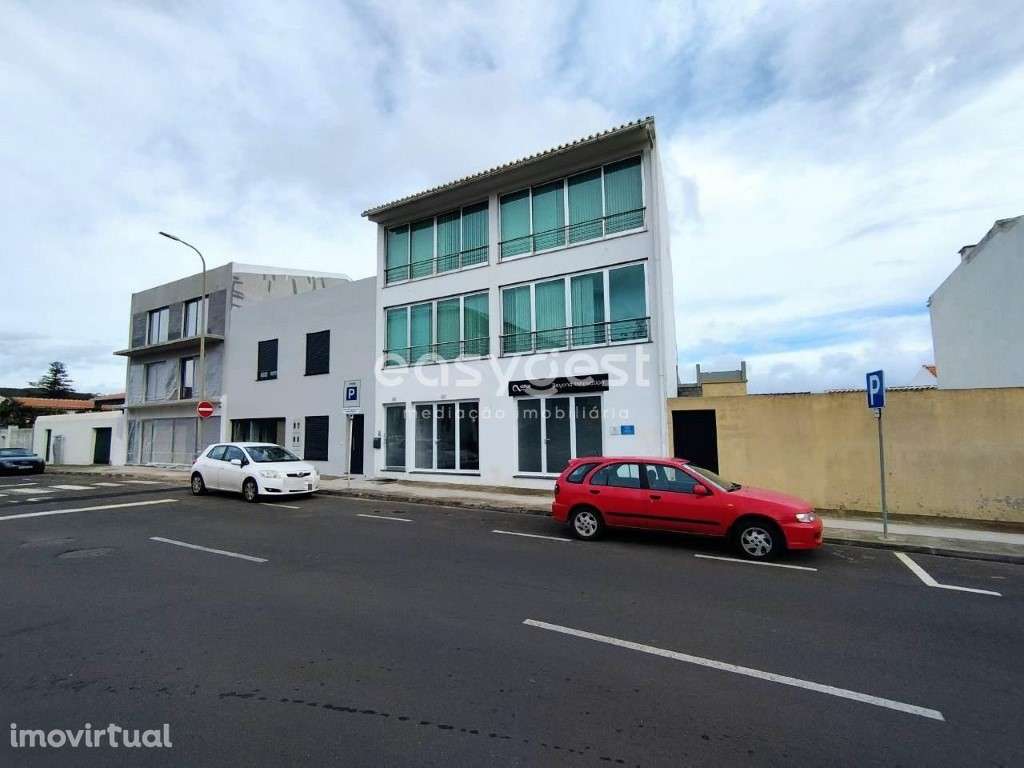 Prédio constituído por Duas lojas e três Apartamentos Praia da Vitória - Grande imagem: 3/40