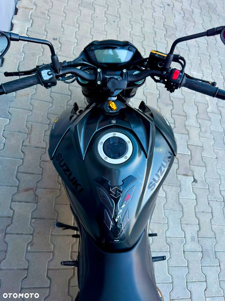 Suzuki GSX - 19