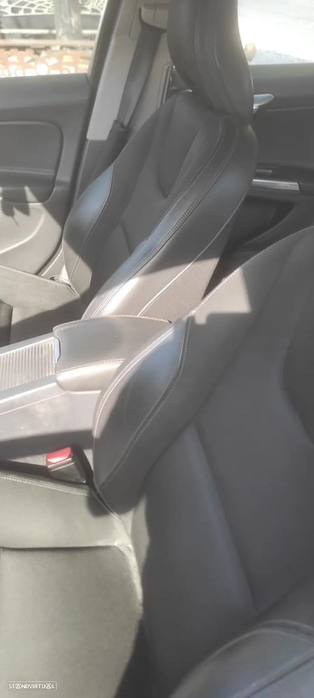 Volvo V60 2.0 D4 Momentum Geartronic - 15