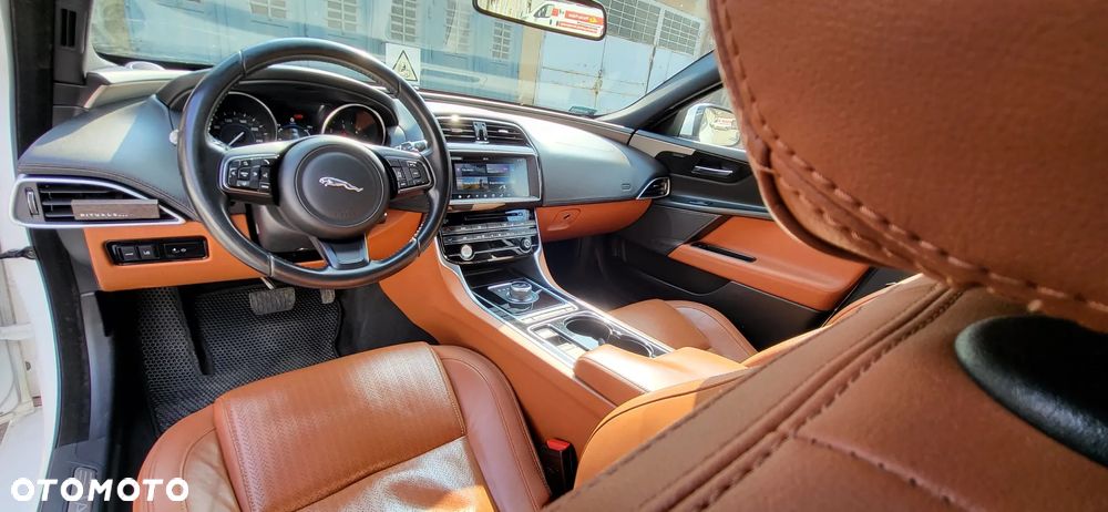 Jaguar XE 2.0 D Prestige - 21