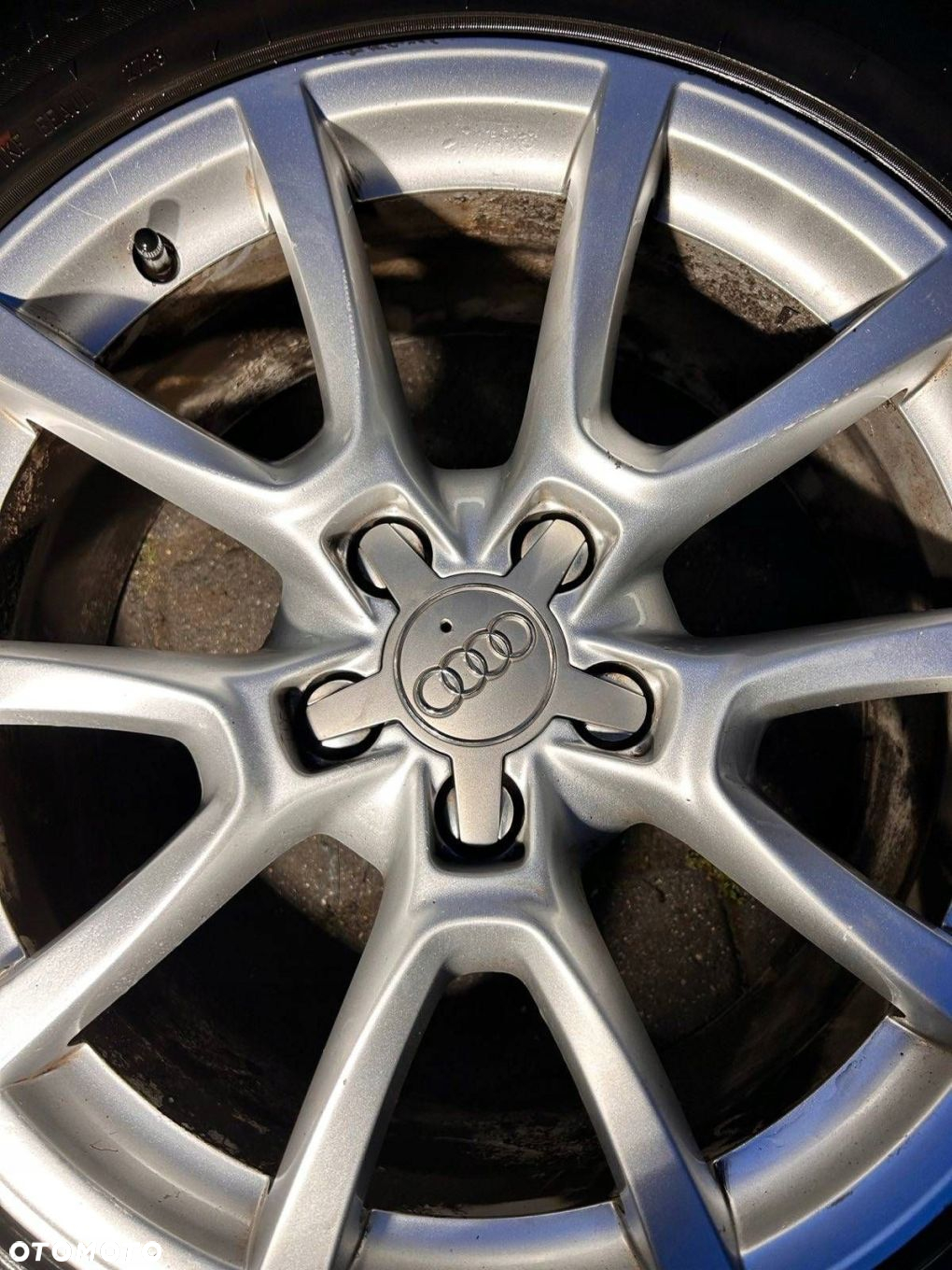 Audi Q5 2011 Komplet 8R0601025C Felgi aluminiowe R18 8J ET39 235/60 lato - 16