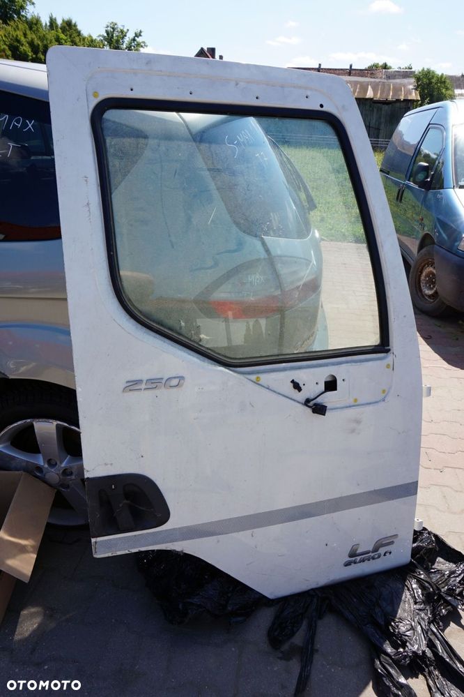 DRZWI PRZEDNIE PRAWE  KOMPLETNE EURO 6 BIAŁY DAF LF - 2