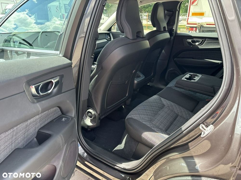 Volvo XC 60 B4 D Momentum Pro - 12