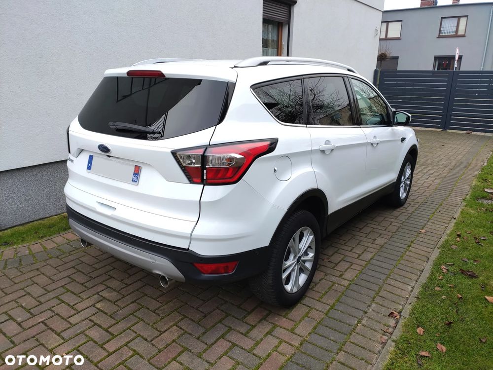 Ford Kuga 2.0 TDCi 2x4 Titanium - 4