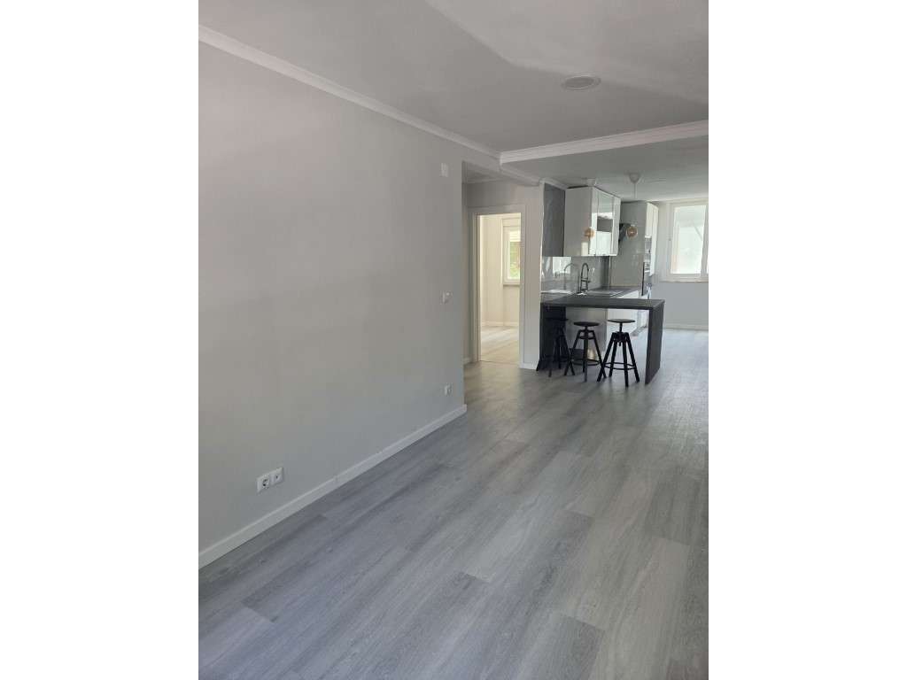 Apartamento T2 renovado em Benfica - Grande imagem: 2/27