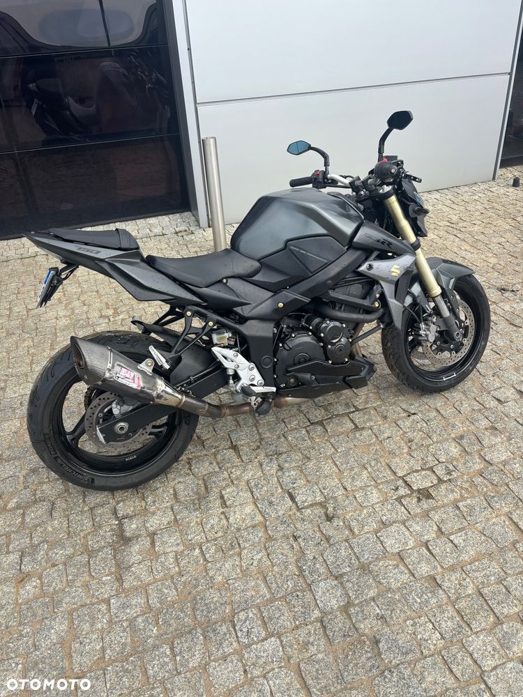 Suzuki GSR - 10