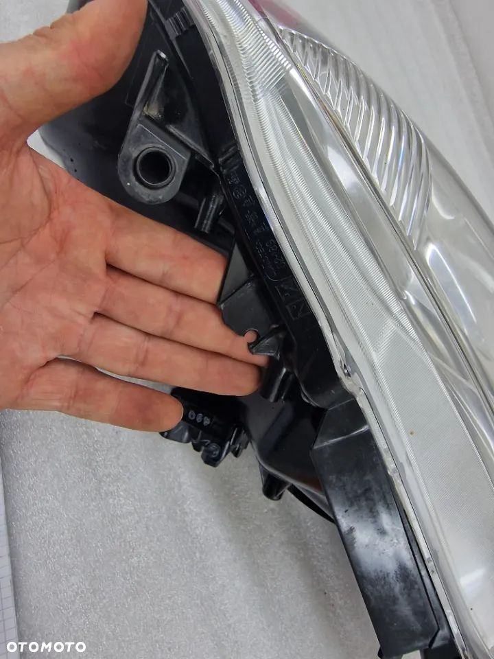 TOYOTA COROLLA E15 LIFT 10- PRAWA LAMPA PRZEDNIA PRZÓD  NR AUKCJI LL59 - 17