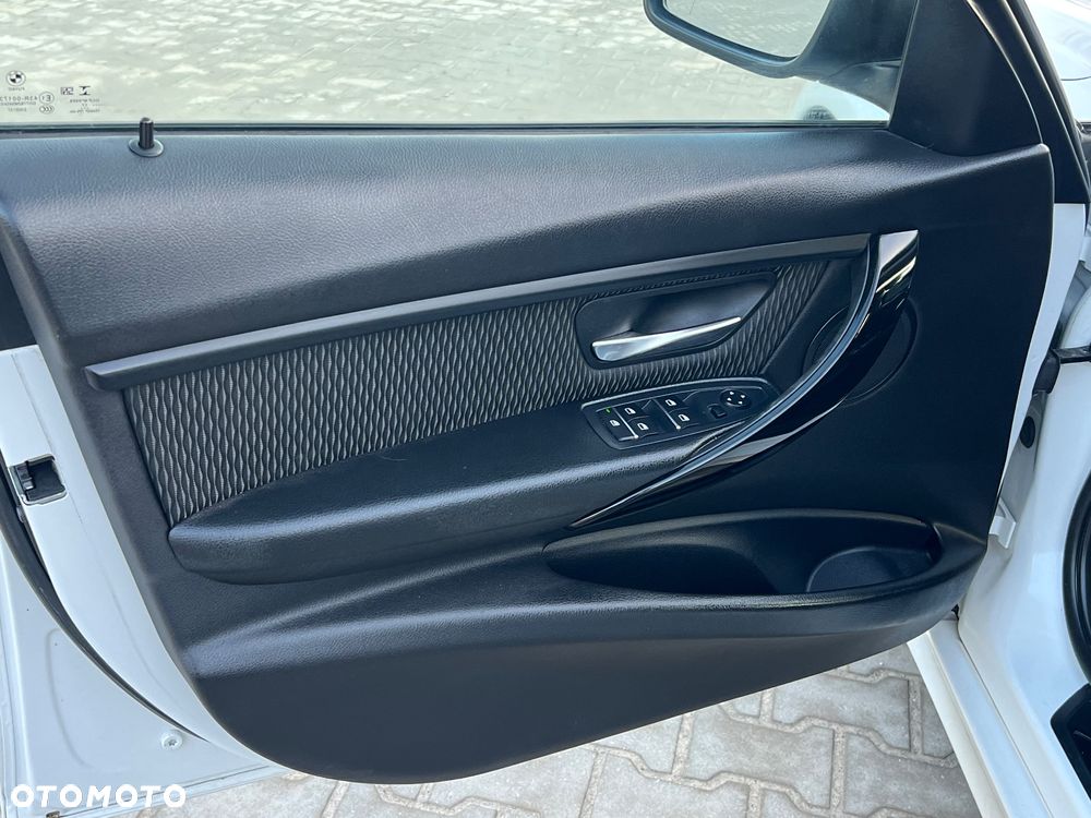 BMW Seria 3 318i - 15