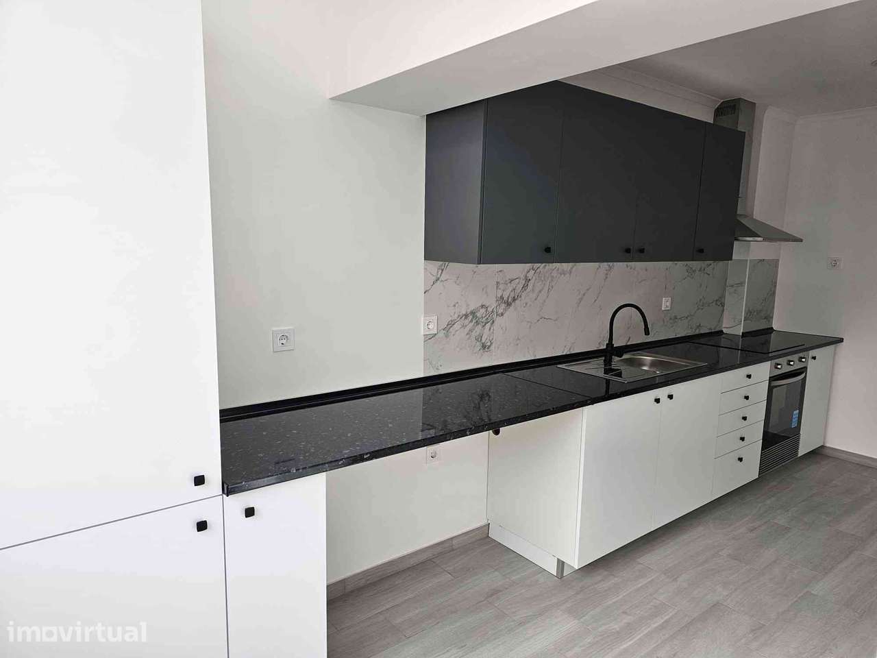 APARTAMENTO T3 TOTALMENTE REMODELADO COM VARANDAS E ARRECADAÇÃO - Grande imagem: 3/8