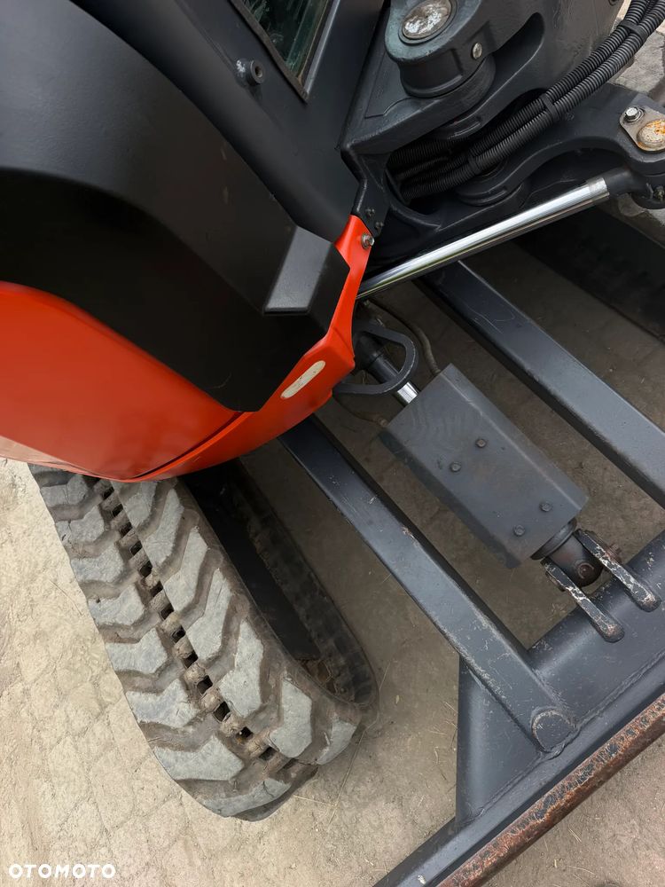 Kubota U27 Minikoparka koparka gąsienicowa 2.8 tony. jak Nówka sztuka z salonu! 2017 rok. 1570mtg. Przywieziona z Gospodarstwa Norweskiego! Zadbana Maszyna ani deka luzów i wycieków. Aktualna Dekra dokumentacja BMWT! Łyżka skarpowa uchylna Hydrauliczna! Szybka wolna jazda. Zamki na tłokach. Wersja Norweska!! OKAZJA Tanio - 14