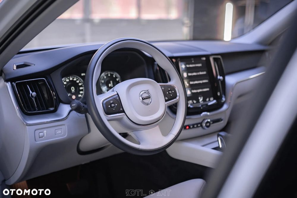 Volvo XC 60 T4 Momentum - 4