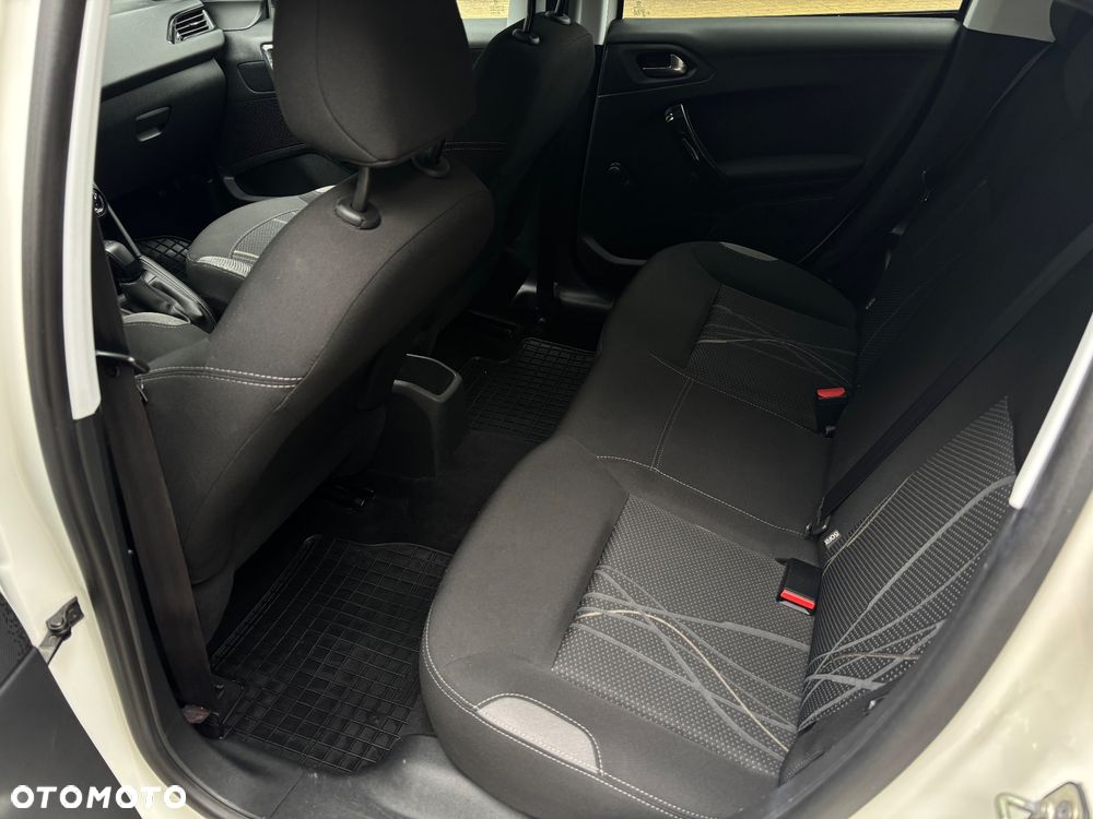 Peugeot 208 - 6