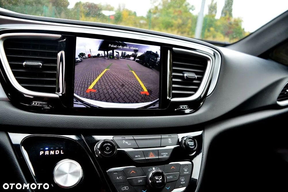 Chrysler Pacifica - 11