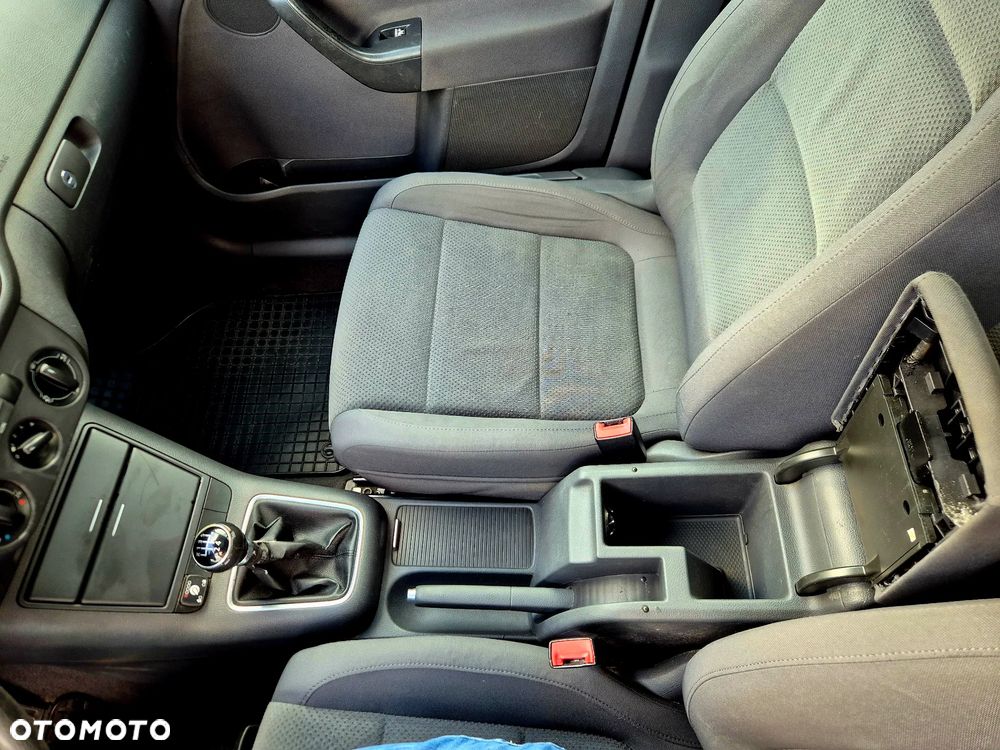 Volkswagen Golf 1.6 Comfortline - 24