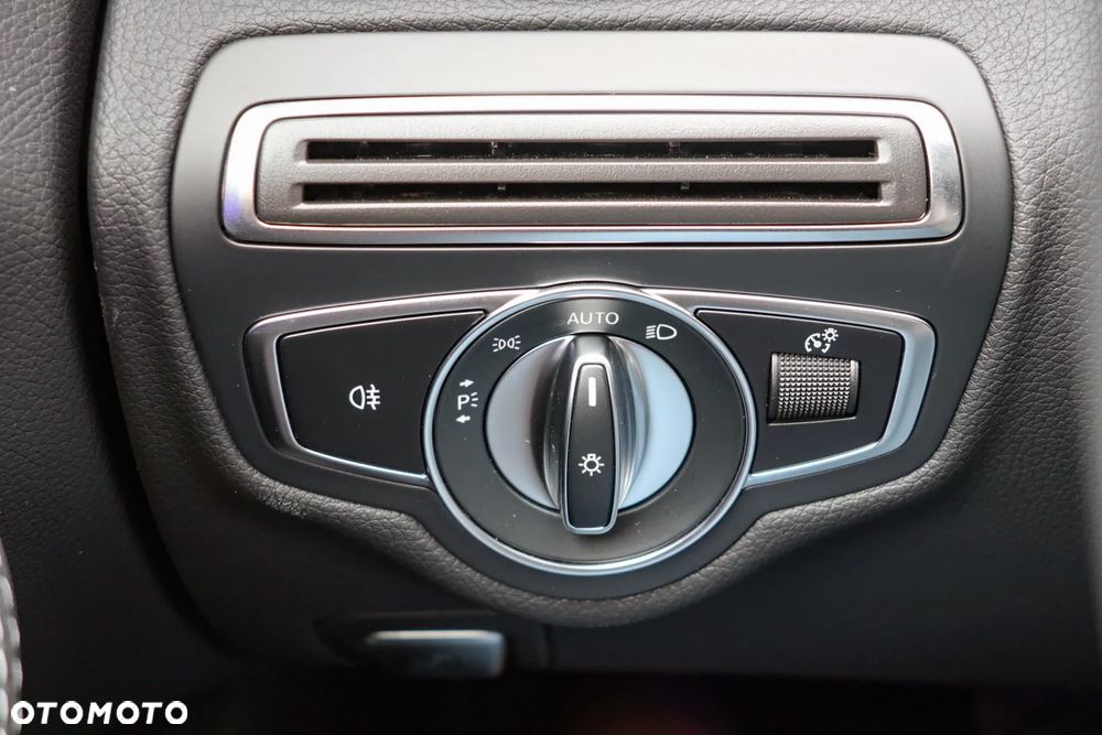 Mercedes-Benz Klasa C 300 4MATIC 9G-TRONIC - 29