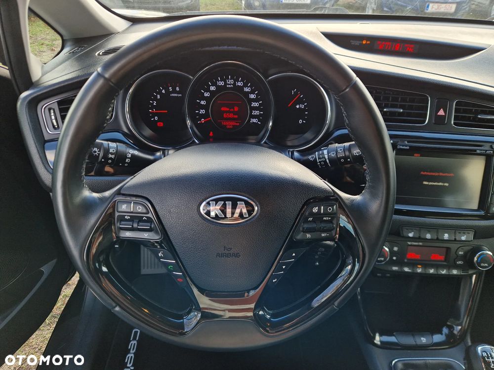 Kia Ceed 1.6 CRDi 128 Dream Team Edition - 36