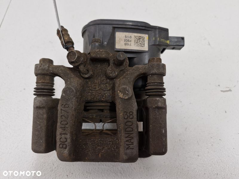 kia sportage iv 4 1.6 crdi zacisk hamulcowy jarzmo elektryczny prawy tył - 1