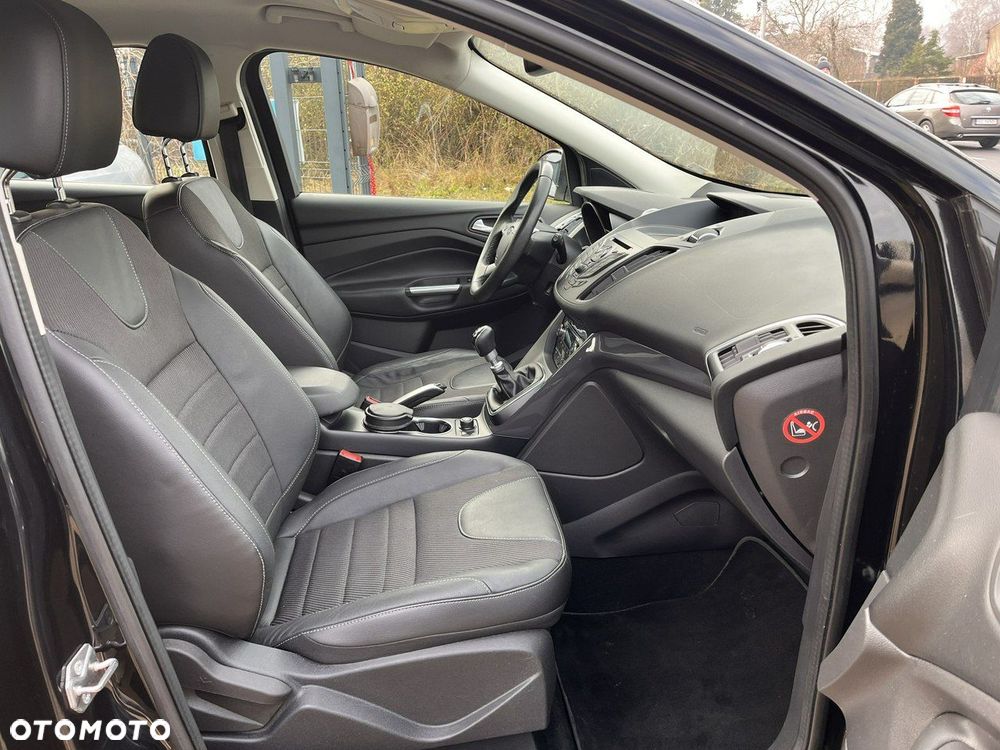 Ford Kuga 1.6 EcoBoost 2x4 Titanium - 24