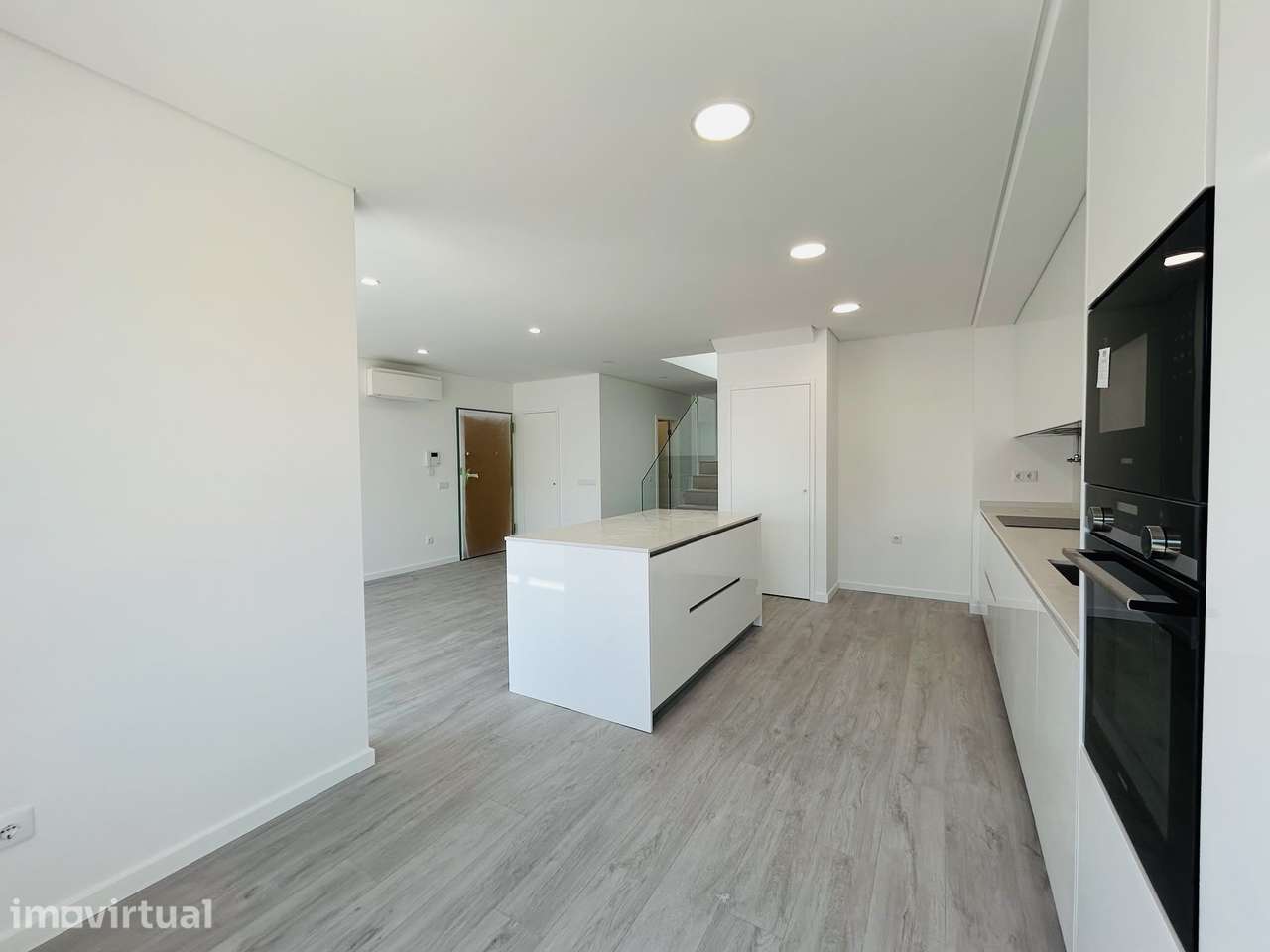 Moderno T4 Duplex com Terraço e Garagem - Grande imagem: 2/22