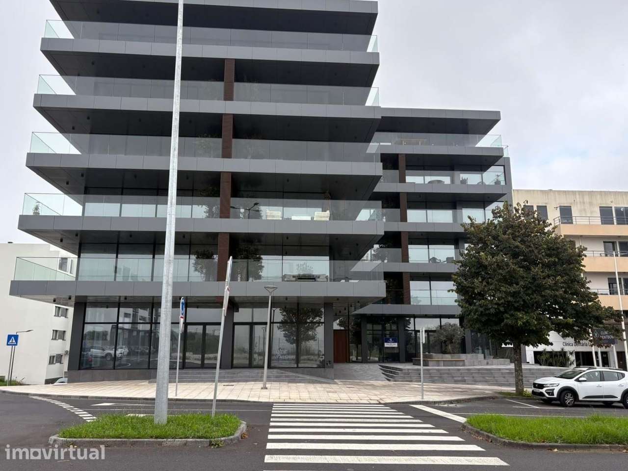 Espaçoso comercial com garagem e boa localização  em Ponta Delgada - Grande imagem: 4/5