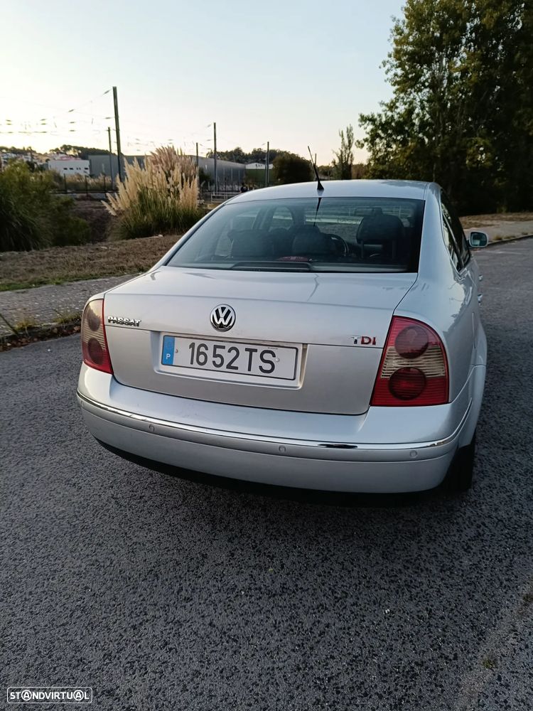 VW Passat 1.9 TDi Highline - 4