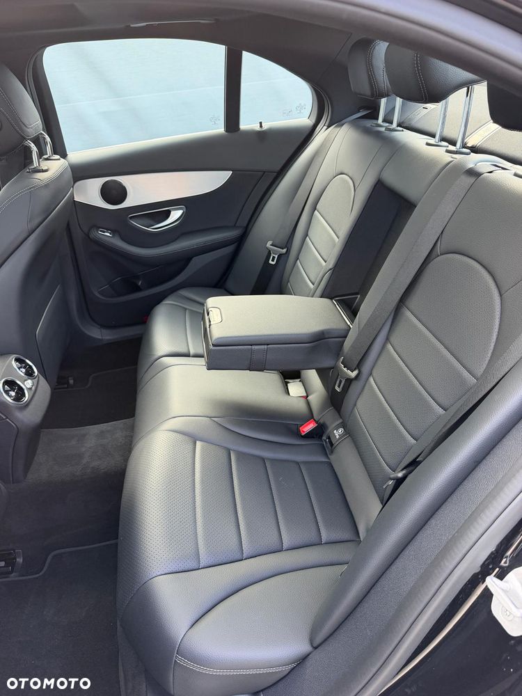 Mercedes-Benz Klasa C 300 7G-TRONIC AMG Line - 27