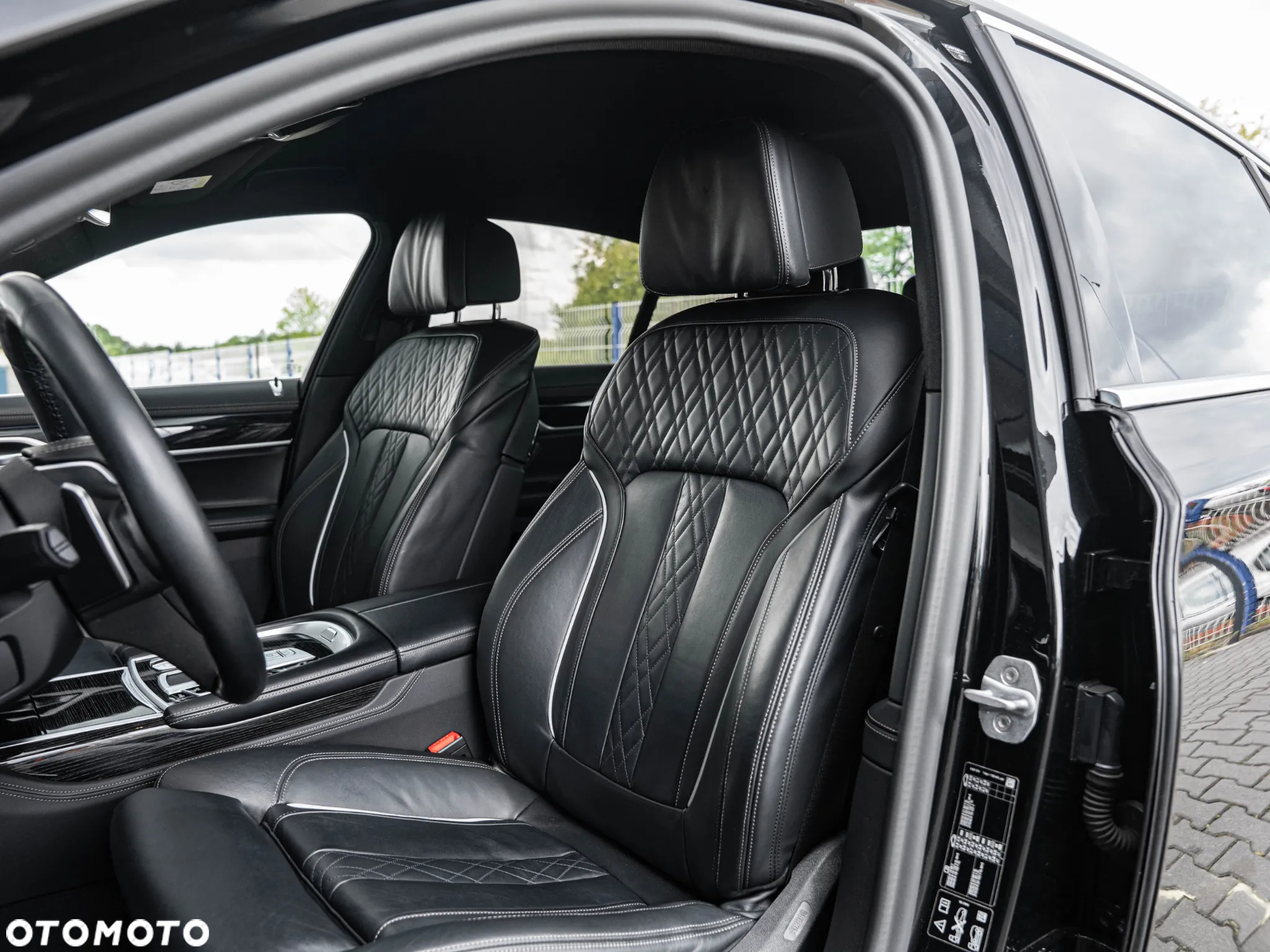 BMW Seria 7 750i xDrive - 24