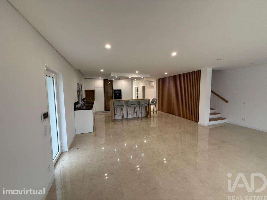 Moradia geminada T4 em Recezinhos (São Mamede) de 178 m2 - Grande imagem: 3/28