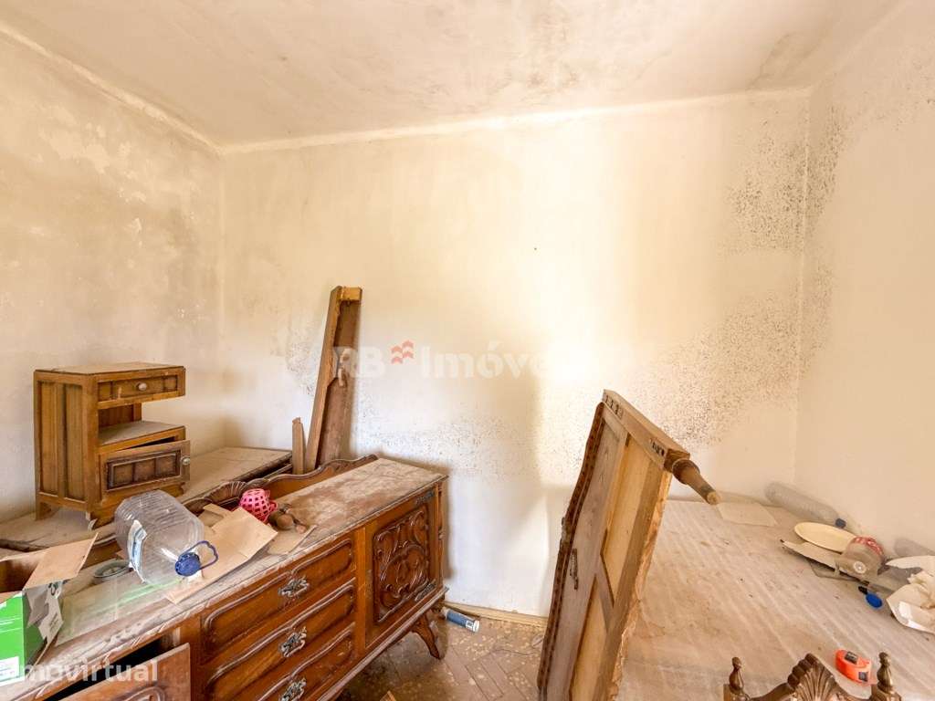 Moradia T3 com sótão e terreno em Barrada para recuperar - Grande imagem: 5/40