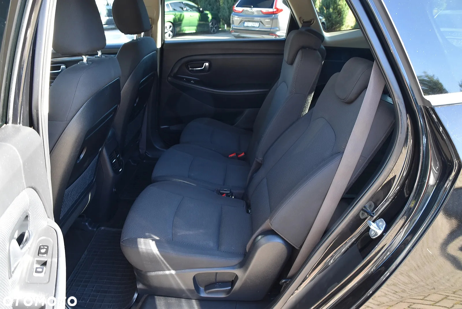 Kia Carens - 23